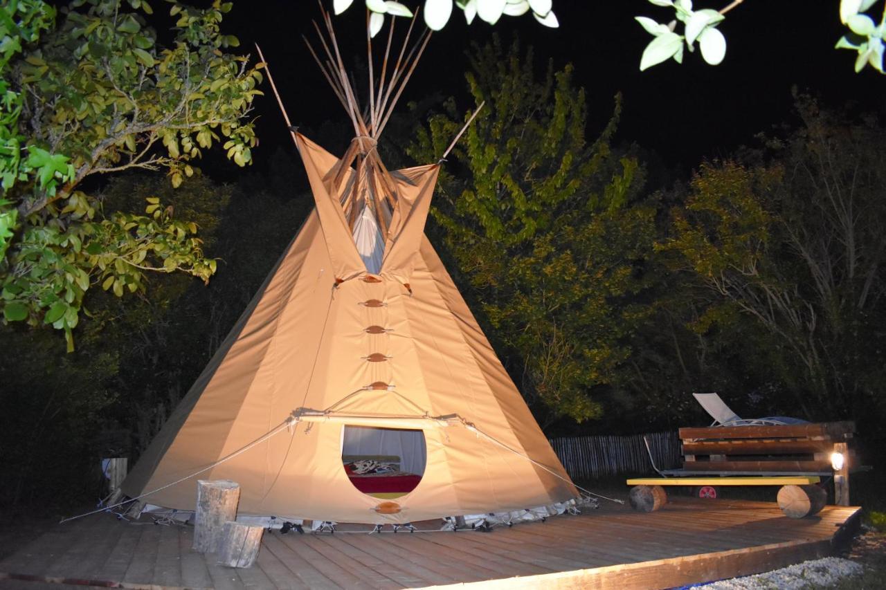 Nuit En Cheyenne Tipi A 500M De La Plage Cancale Exterior photo
